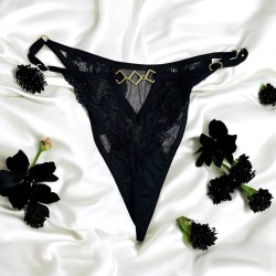 Tanga noir en dentelle avec bijou losanges dorés 